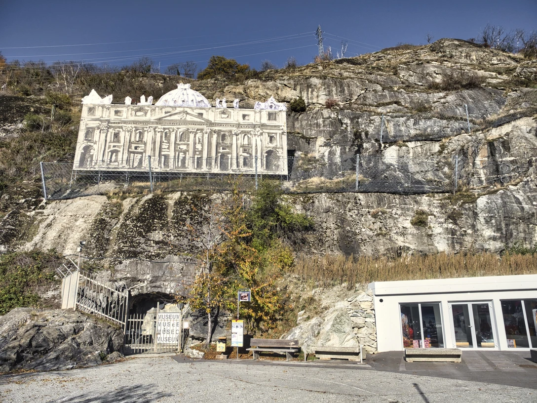 Die militärische Festung wurde in den Jahren 1939 – 1940 erbaut und bis heute immer wieder modernisiert. Die militärische Festung wurde in den Jahren 1939 – 1940 erbaut und bis heute immer wieder modernisiert.The military fortress was built in 1939 - 1940 and has been modernised time and again to this day.