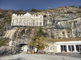 The military fortress was built in 1939 - 1940 and has been modernised time and again to this day. Die militärische Festung wurde in den Jahren 1939 – 1940 erbaut und bis heute immer wieder modernisiert.The military fortress was built in 1939 - 1940 and has been modernised time and again to this day.