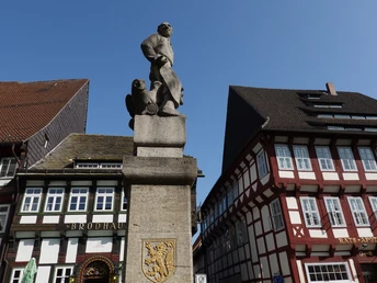 Brodhaus und Ratsapotheke_Marktplatz Einbeck Brodhaus and Ratsapotheke_Marketplace EinbeckBrodhaus og Ratsapotheke_Marketplace EinbeckBrodhaus en Ratsapotheke_Marktplaats Einbeck