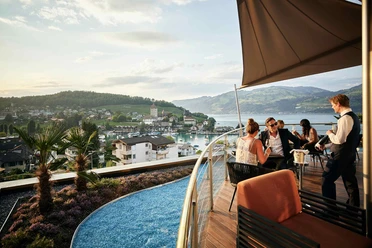 captains-bar-spiez-terrasse-gaest-kelner-sommer-bucht-thunersee.jpg