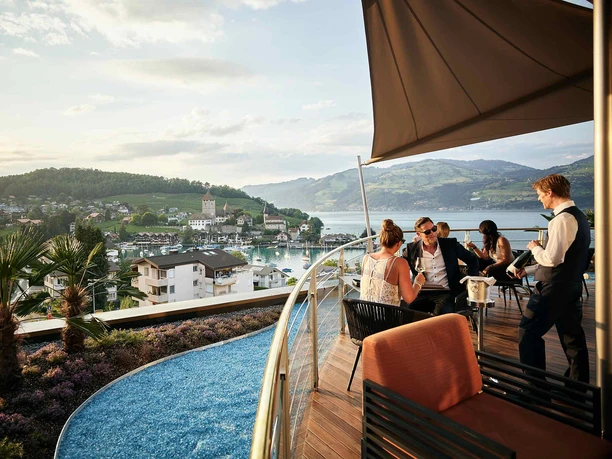 captains-bar-spiez-terrasse-gaest-kelner-sommer-bucht-thunersee.jpg