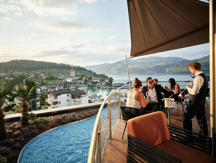 captains-bar-spiez-terrasse-gaest-kelner-sommer-bucht-thunersee.jpg