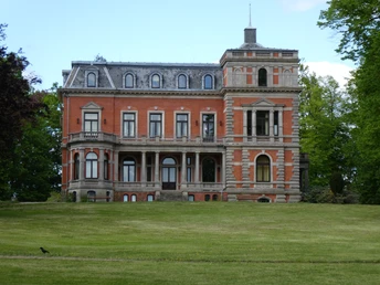 Historisches Schloss Etelsen inmitten von üppigem Grün mit klassischer Fassade und Turmstruktur.Historic Etelsen Castle surrounded by lush greenery with a classic façade and tower structure.Det historiske Etelsen Slot er omgivet af frodige grønne områder med en klassisk facade og tårnstruktur.Historisch kasteel Etelsen omgeven door weelderig groen met een klassieke gevel en torenstructuur.