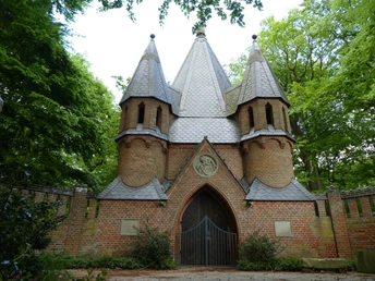 Das Mausoleum im Schlosspark Etelsen besitzt eine neugotische Architektur mit drei spitzen Türmen.The mausoleum in Etelsen Castle Park has neo-Gothic architecture with three pointed towers.Mausoleet i Etelsen Slotspark har nygotisk arkitektur med tre spidse tårne.Het mausoleum in Kasteelpark Etelsen heeft een neogotische architectuur met drie spitse torens.