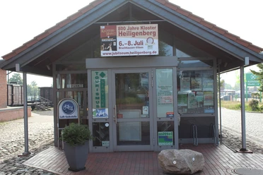 TI Bruchhausen-Vilsen Tourist-Information Bruchhausen-Vilsen, modernes Eingangshäuschen mit Plakaten und Fahrradverleih.