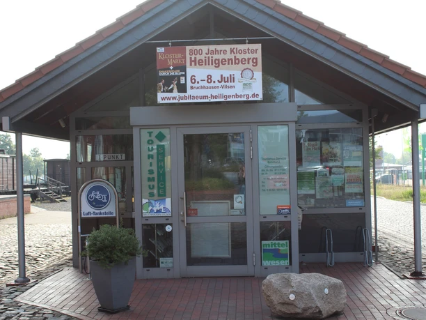 TI Bruchhausen-Vilsen Tourist-Information Bruchhausen-Vilsen, modernes Eingangshäuschen mit Plakaten und Fahrradverleih.