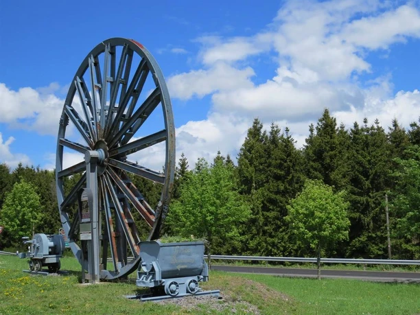 Das Grubenrad weist den Weg zur Grube Bendisberg