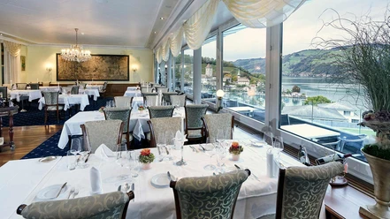 restaurant-belvedere-spiez-speisesaal-aussicht-thunersee-bucht.jpg