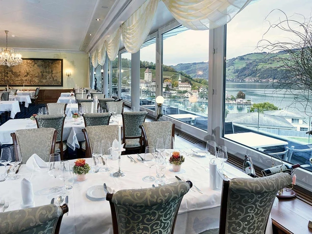 restaurant-belvedere-spiez-speisesaal-aussicht-thunersee-bucht.jpg