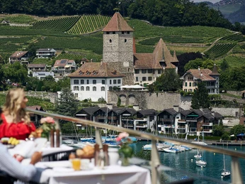 restaurant-belvedere-spiez-terrasse-par-aussicht-schloss-rebberg-bucht.jpg