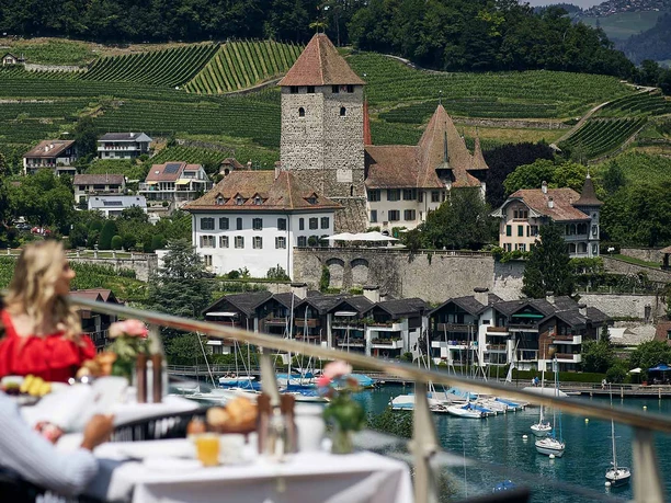 restaurant-belvedere-spiez-terrasse-par-aussicht-schloss-rebberg-bucht.jpg
