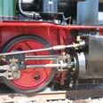 Rood spoorwielstel van een historische stoomlocomotief in Bruchhausen-Vilsen.