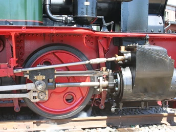 Rotes Eisenbahnräderwerk einer historischen Dampflokomotive in Bruchhausen-Vilsen.