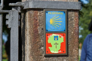 Dithmarscher-Jakobsweg Wegmarken für Pilgerweg am Steinpfosten