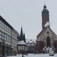 Einbecker Marktplatz in der verschneiten Winterlandschaft mit Einbecker Morgenpost, Altes Rathaus und Marktkirche Einbecker Marktplatz in der verschneiten Winterlandschaft mit Einbecker Morgenpost, Altes Rathaus und MarktkircheEinbeck market square in the snowy winter landscape with Einbecker Morgenpost, old town hall and market churchEinbecks markedsplads i det sneklædte vinterlandskab med Einbecker Morgenpost, det gamle rådhus og markedskirkenEinbeck marktplein in het besneeuwde winterlandschap met Einbecker Morgenpost, oude stadhuis en marktkerk