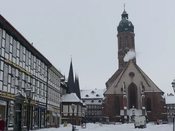 Einbecker Marktplatz in der verschneiten Winterlandschaft mit Einbecker Morgenpost, Altes Rathaus und Marktkirche Einbecker Marktplatz in der verschneiten Winterlandschaft mit Einbecker Morgenpost, Altes Rathaus und MarktkircheEinbeck market square in the snowy winter landscape with Einbecker Morgenpost, old town hall and market churchEinbecks markedsplads i det sneklædte vinterlandskab med Einbecker Morgenpost, det gamle rådhus og markedskirkenEinbeck marktplein in het besneeuwde winterlandschap met Einbecker Morgenpost, oude stadhuis en marktkerk