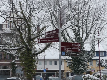 Möncheplatz (ehem. Augustiner-Eremiten-Kloster)_Wegweiser moencheplatz-ehem-augustiner-eremiten-kloster-wegweiser