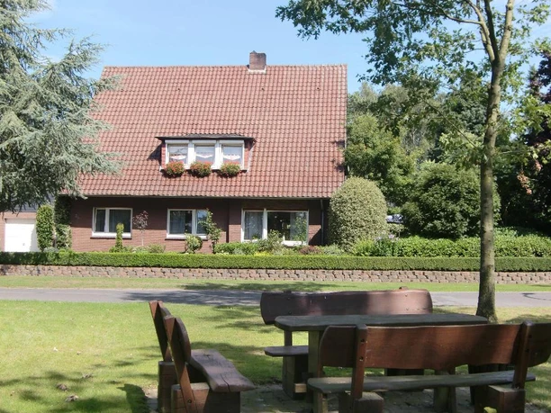 Haus-von-außen-mit-Bank.PNG