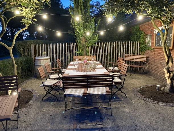 Weindiele Außenbereich.jpg