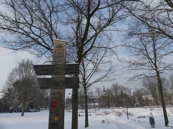 Beschilderung an der Dr.-Friedrich-Uhde-Straße mit verschneitem Stukenbrok-Park in Einbeck Beschilderung an der Dr.-Friedrich-Uhde-Straße mit verschneitem Stukenbrok-Park in EinbeckSignage on Dr.-Friedrich-Uhde-Straße with snow-covered Stukenbrok Park in EinbeckSkiltning på Dr.-Friedrich-Uhde-Straße med snedækket Stukenbrok Park i EinbeckBewegwijzering op de Dr.-Friedrich-Uhde-Straße met het besneeuwde Stukenbrokpark in Einbeck