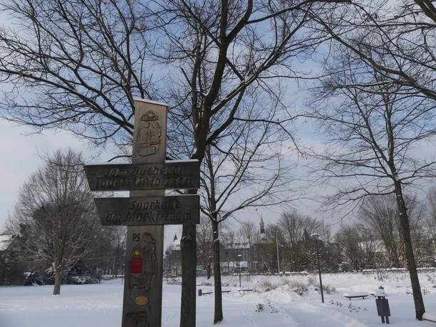 Beschilderung an der Dr.-Friedrich-Uhde-Straße mit verschneitem Stukenbrok-Park in Einbeck Beschilderung an der Dr.-Friedrich-Uhde-Straße mit verschneitem Stukenbrok-Park in Einbeck