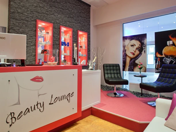 empfang1 ©mp moving-pictures gmbh, Nice Cosmetic Agentur UG.jpg