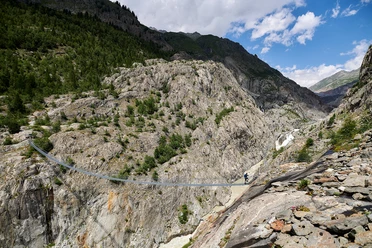 Die 124 m lange Hängebrücke ist eines der Wander-Highlights im Aletschgebiet. Die 124 m lange Hängebrücke ist eines der Wander-Highlights im Aletschgebiet.
