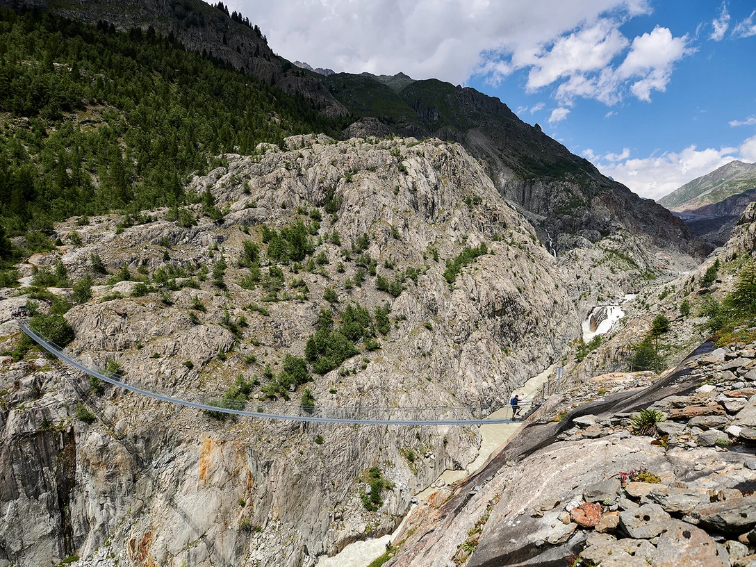 The 124 m long suspension bridge is one of the hiking highlights in the Aletsch region. Die 124 m lange Hängebrücke ist eines der Wander-Highlights im Aletschgebiet.The 124 m long suspension bridge is one of the hiking highlights in the Aletsch region.