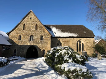 Torhaus Kloster Loccum im Winter mit schneebedecktem Dach und klarer, blauer Himmelskulisse.Torhaus Kloster Loccum in winter with a snow-covered roof and a clear blue sky.Torhaus Kloster Loccum om vinteren med et snedækket tag og en klar blå himmel.Torhaus Kloster Loccum in de winter met een besneeuwd dak en een strakblauwe lucht.
