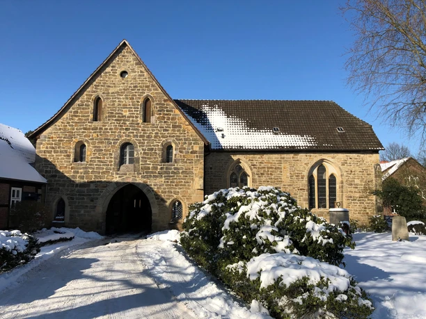 Torhaus Kloster Loccum Torhaus Kloster Loccum im Winter mit schneebedecktem Dach und klarer, blauer Himmelskulisse.