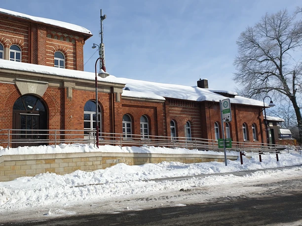 spoorwegstation-einbeck-salzderhelden-stationsgebouw-in-winter