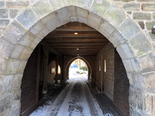 Kloster Loccum Torhaus Blick durch das historische Torhaus des Kloster Loccum, umgeben von massiven Steinbögen.