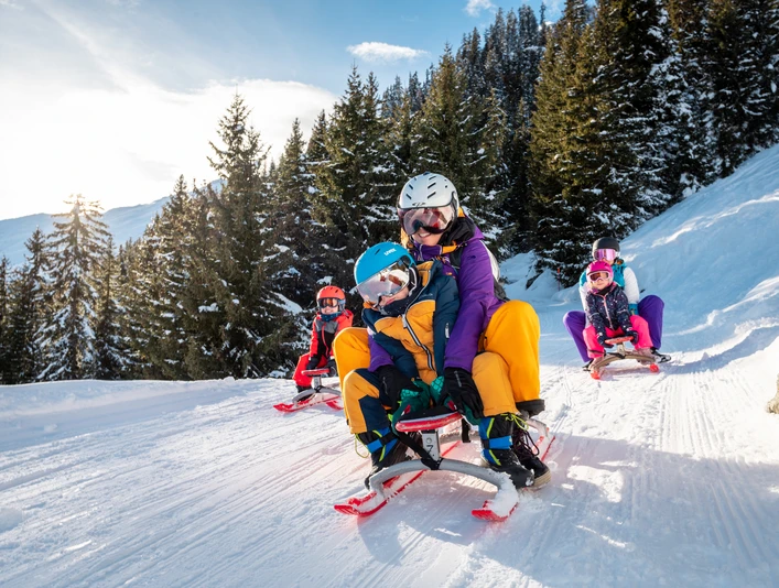 Mit dem Schlitten geht es auf der 9.9km langen Abfahrt von der Belalp nach Blatten. Mit dem Schlitten geht es auf der 9.9km langen Abfahrt von der Belalp nach Blatten.