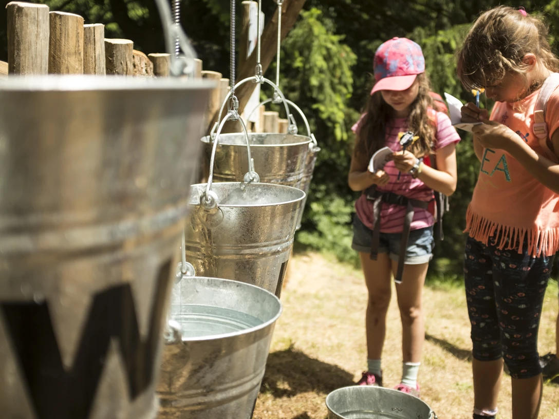Vero hat in ihrem Hexenreich einen lustigen Themenweg für Kinder eingerichtet, auf dem man verschiedene Rätsel lösen kann. Vero hat in ihrem Hexenreich einen lustigen Themenweg für Kinder eingerichtet, auf dem man verschiedene Rätsel lösen kann.