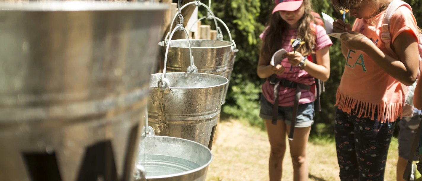 Vero hat in ihrem Hexenreich einen lustigen Themenweg für Kinder eingerichtet, auf dem man verschiedene Rätsel lösen kann. Vero hat in ihrem Hexenreich einen lustigen Themenweg für Kinder eingerichtet, auf dem man verschiedene Rätsel lösen kann.