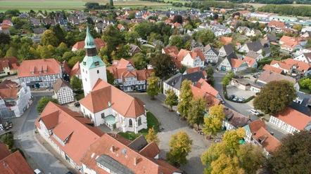 Ein malerisches Oval: Der Bad Essener Kirchplatz mit der 500 Jahre alten Kirche St. Nikolai, umstanden von Fachwerkhäusern
