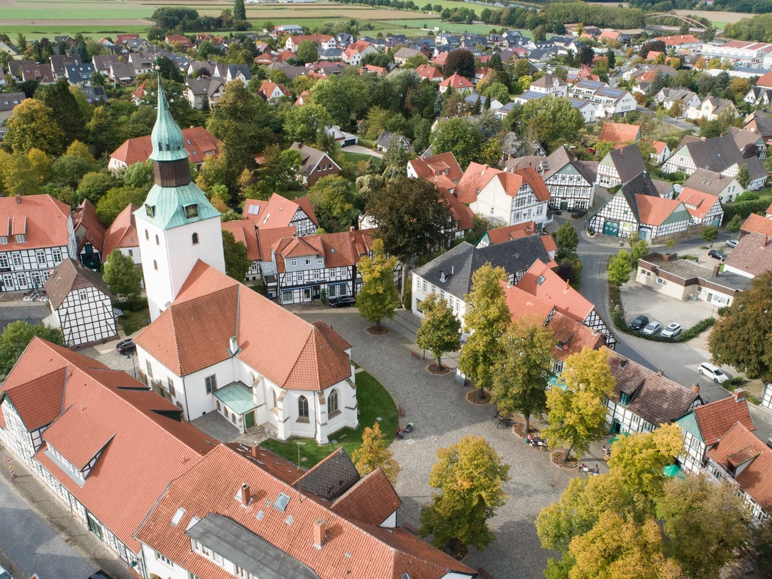 Ein malerisches Oval: Der Bad Essener Kirchplatz mit der 500 Jahre alten Kirche St. Nikolai, umstanden von Fachwerkhäusern
