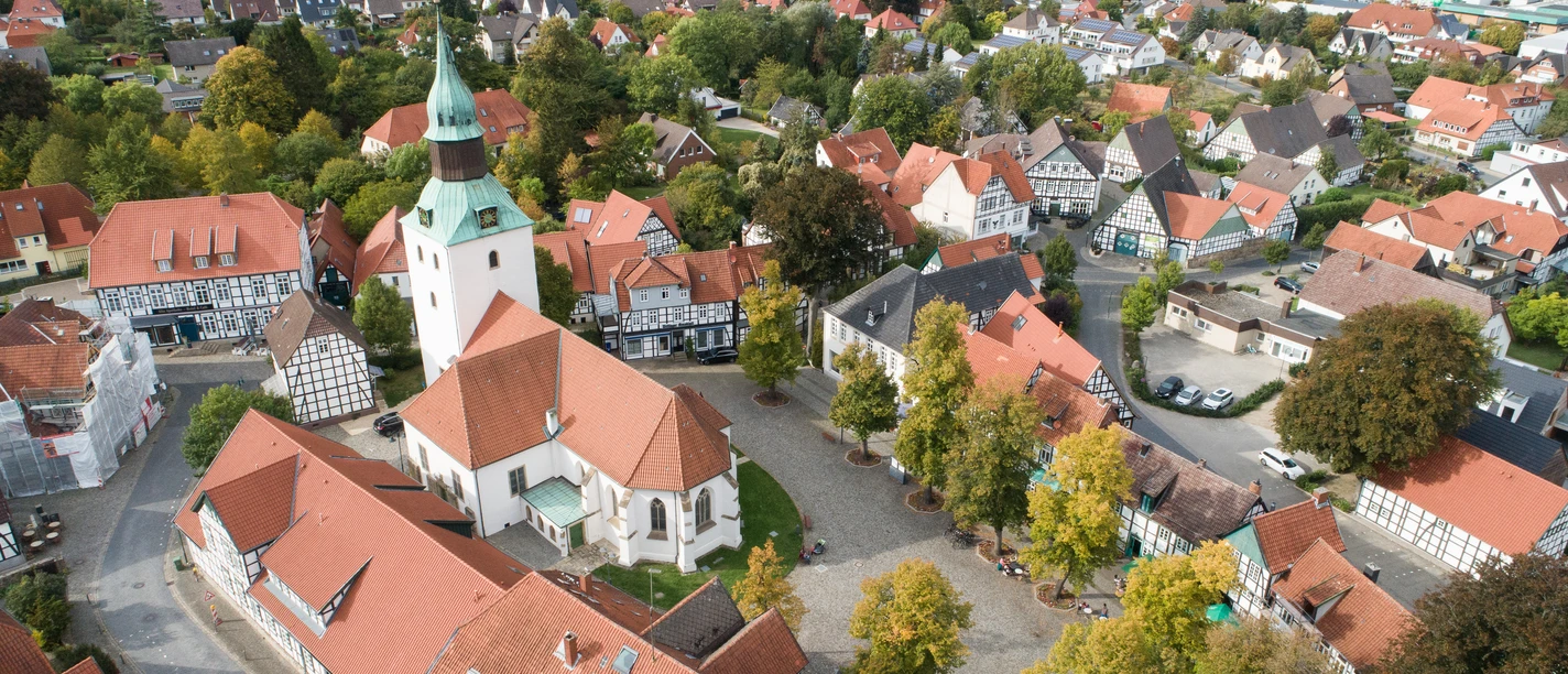 Ein malerisches Oval: Der Bad Essener Kirchplatz mit der 500 Jahre alten Kirche St. Nikolai, umstanden von Fachwerkhäusern