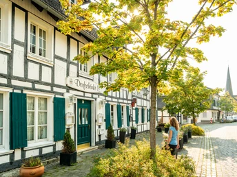 Altstadt Ruppichteroth <p>Fachwerkhaus in Ruppichteroth mit grünen Fensterläden und herbstlich gefärbten Bäumen im Vordergrund.</p>
