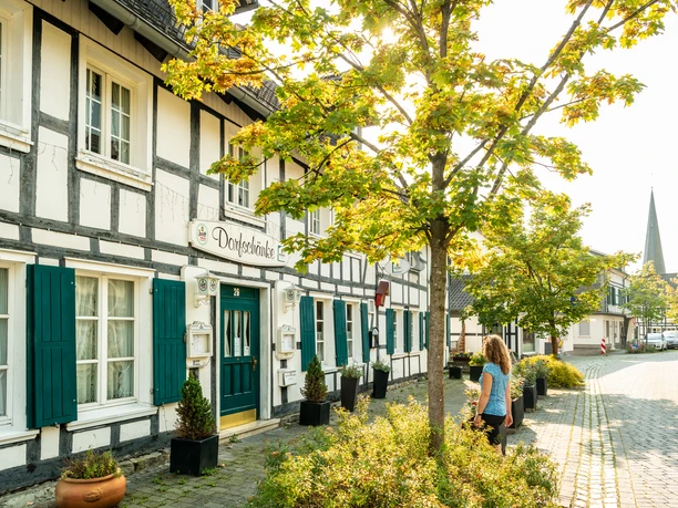 Altstadt Ruppichteroth <p>Fachwerkhaus in Ruppichteroth mit grünen Fensterläden und herbstlich gefärbten Bäumen im Vordergrund.</p>
