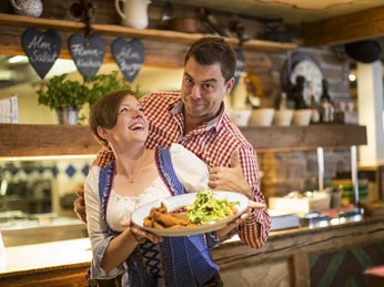 Leckere Schmankerl_(c) B. Lülf, Dorf Alm, Göbel Hotels.jpg