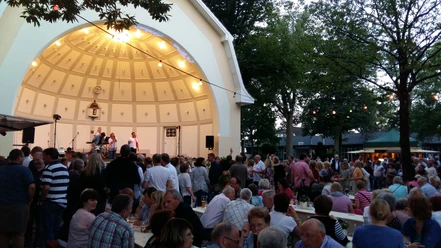 Konzertmuschel in Bad Rothenfelde De concertschelp in de concerttuin van kuuroord Bad Rothenfelde in het Osnabrücker Land