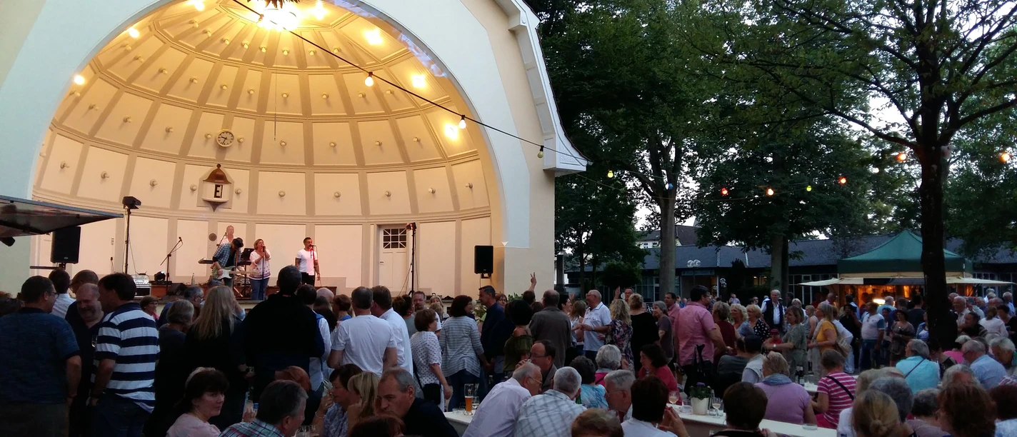 Konzertmuschel in Bad Rothenfelde De concertschelp in de concerttuin van kuuroord Bad Rothenfelde in het Osnabrücker Land