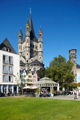 Kölner Altstadt mit Groß St. Martin Ansicht der romanischen Kirche Groß St. Martin in Köln, umgeben von farbigen Altstadthäusern.