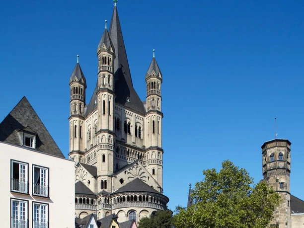 Kölner Altstadt mit Groß St. Martin Ansicht der romanischen Kirche Groß St. Martin in Köln, umgeben von farbigen Altstadthäusern.