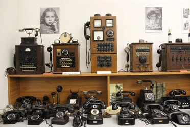 Radio- und Telefonmuseum im Verstärkeramt Verschiedene historische Telefone, Schaltboards und Fotos sind in einer Ausstellung zur Telekommunikation zu sehen.