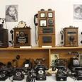 Radio- und Telefonmuseum im Verstärkeramt Verschiedene historische Telefone, Schaltboards und Fotos sind in einer Ausstellung zur Telekommunikation zu sehen.