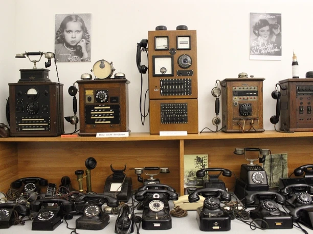 Radio- und Telefonmuseum im Verstärkeramt Verschiedene historische Telefone, Schaltboards und Fotos sind in einer Ausstellung zur Telekommunikation zu sehen.