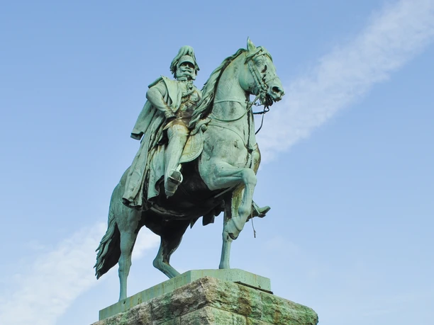 Reiterstandbild Kaiser Wilhelm I. Das Reiterstandbild zeigt Kaiser Wilhelm I. auf einem imposanten denkmalgeschützten Pferd.