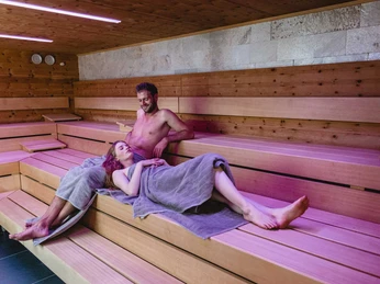 Paar entspannt sich in der Sauna der Therme Bad Driburg.